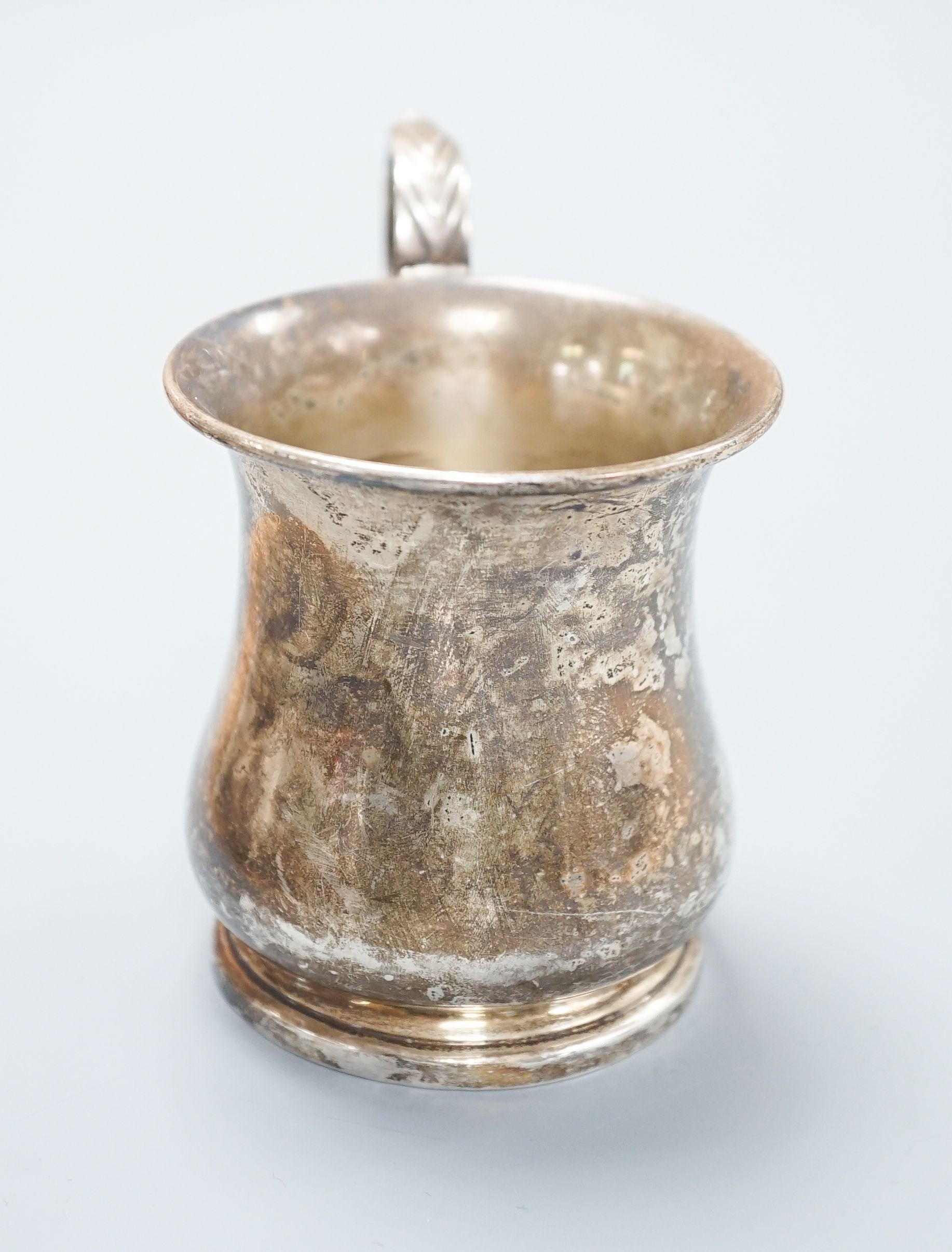 A mid 20th century silver christening mug, Robert Pringle & Sons, London, 1955, 91mm, 103 grams.